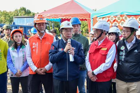 2025年1月21日行政院長卓榮泰視察台南市玉井大廈受損情形。 　共18張